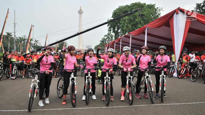 Sejumlah polisi wanita (Polwan) saat mengawal peserta acara Gowes Bersama Indonesia Damai #iRide4Peace di Jakarta, Minggu (4/11). Acara bersepeda bersama ini dibalut deklarasi untuk mendukung Pemilu damai. (Merdeka.com/ Iqbal S. Nugroho)
