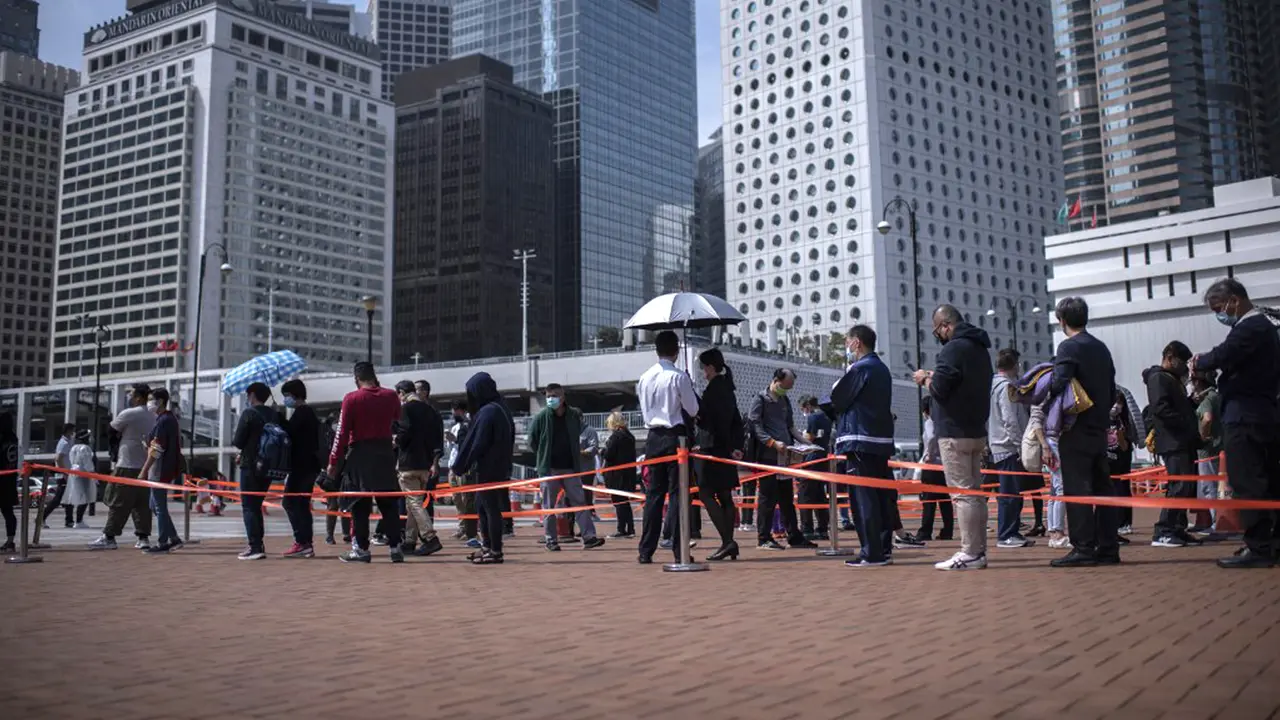 FOTO: Kasus Meningkat, Hong Kong Tingkatkan Kapasitas Pengujian COVID-19