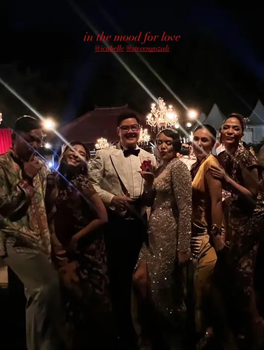 Wulan Guritno pilih kenakan cheongsam dress kuning dengan print motif floral. [@wulanguritno]