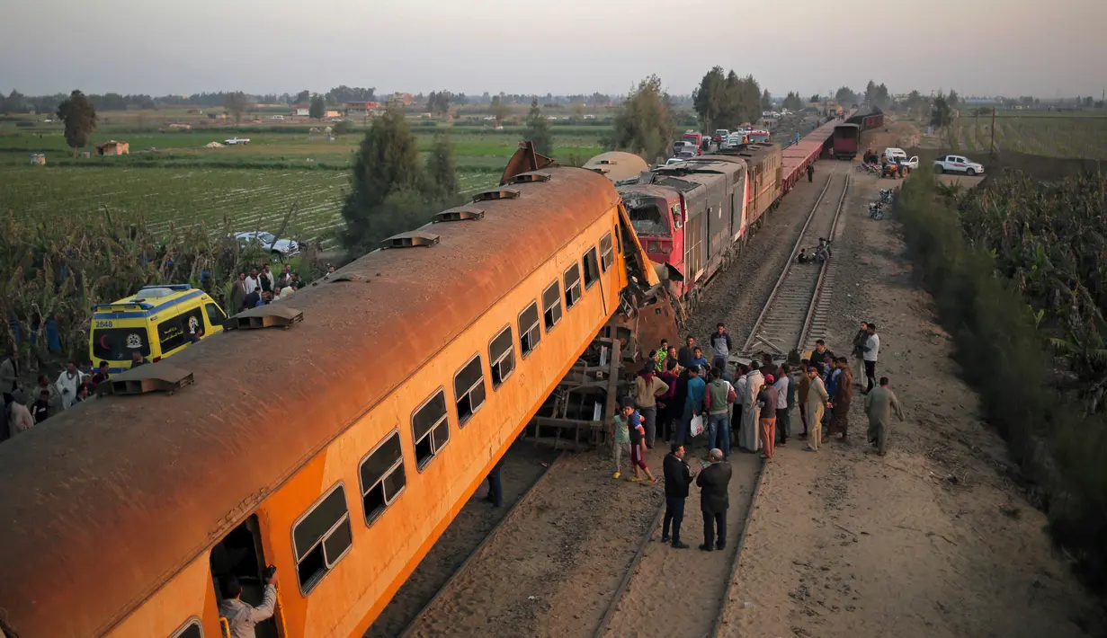 Petugas medis berkumpul di lokasi tabrakan kereta dekat Kom Hamadah, Provinsi Beheira, Mesir, Rabu (28/2). Kementerian Trasportasi Mesir mengatakan 15 orang tewas dan 40 lainnya terluka. (AP Photo/Mostafa Darwish)