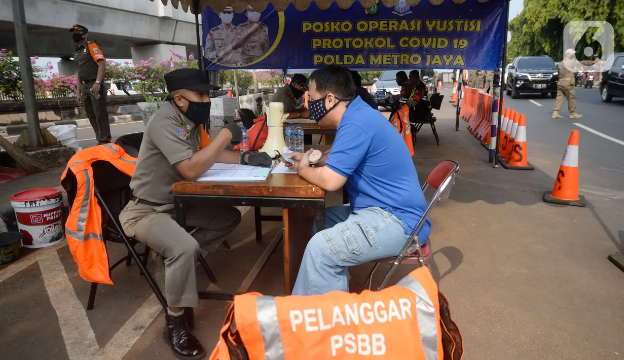 Petugas saat melakukan operasi yustisi protokol kesehatan untuk meningkatkan kesadaran dan kedisiplinan warga di Lebek Bulus, Jakarta, Senin (14/9/2020). Pemprov DKI memperketat kembali PSBB karena kasus Covid-19 mengalami peningkatan. (merdeka.com/Dwi Narwoko)