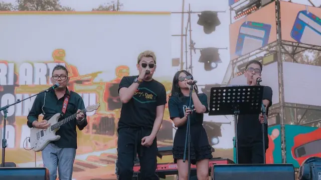 6 Potret Anak Ikke Nurjanah Ikut Ngeband Bareng Aldi Bragi, Bergaya Rock and Roll