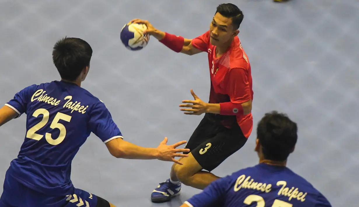 Pemain bola tangan putra Indonesia, Andi Yoga Ananda (3) dihadang pemain Chinese Taipei saat menggiring bola dalam babak utama grup 3, Asian Games 2018 di GOR Popki, Cibubur, Jumat (24/8). Indonesia kalah 19-37. (ANTARA FOTO/INASGOC/Fulli Syafi/mes/18)