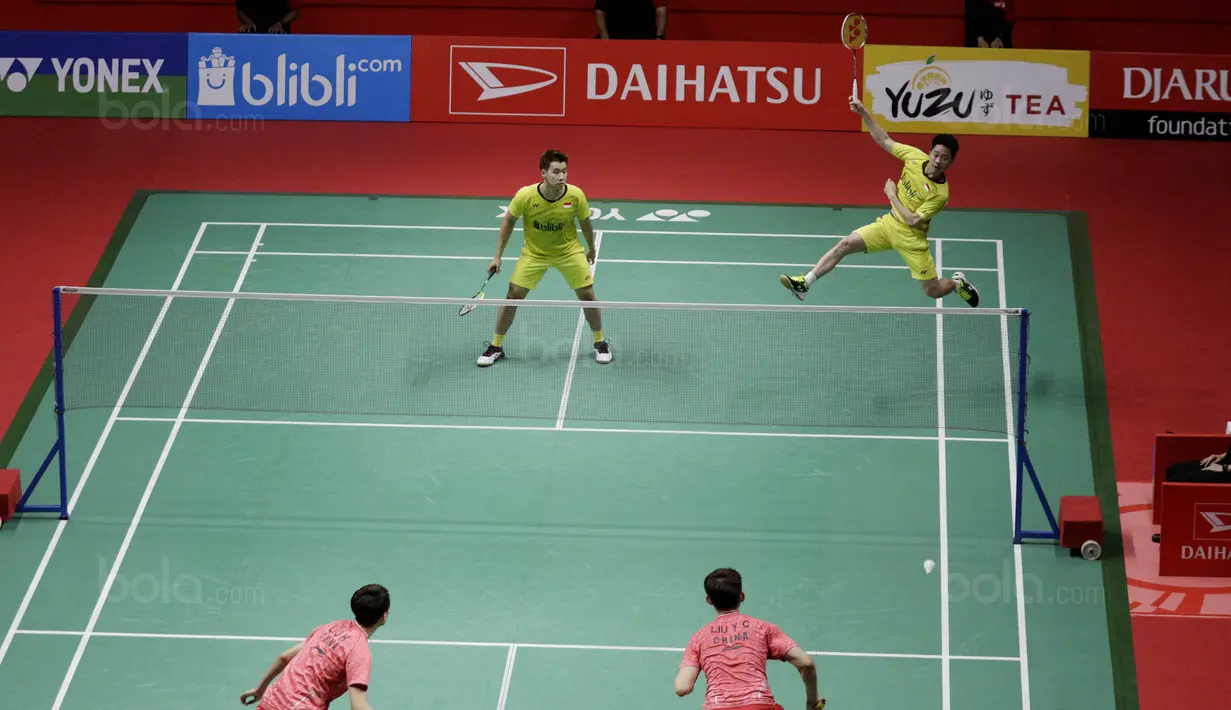 Ganda putra Indonesia, Kevin Sanjaya/Marcus Gideon, saat melawan wakil China, Li Junhui/Liu Yuchen pada laga Indonesia Masters 2018 di Istora Senayan, Minggu (28/1/2018). Kevin /Marcus menang 11-21, 21-10, dan 21-16. (Bola.com/M Iqbal Ichsan)