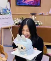 Menariknya, Nikita pun mendapatkan kue baby shower berbentuk boneka Labubu baby blue yang tengah viral. Sambil tertawa, ia pun memegang kue tersebut. [@nonawilly]