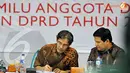 Ketua KPU. Husni Kamil Manik dan komisioner KPU tampak berdiskusi saat rapat pleno penetapan DPT pada pemilu 2014  (Liputan6.com/Danu Baharuddin)