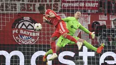 Bek Bayern Munchen Lucas Hernández mencetak gol melewati kiper Barcelona Marc-André ter Stegen pada matchday 2 Grup C Liga Champions 2022/2023 di Allianz Arena, Rabu (14/9/2022) dini hari WIB. Barcelona takluk 0-2 saat dijamu Bayern Munchen. (Peter Kneffel/dpa via AP)