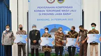 Pemberian kompensasi kepada korban terorisme diserahkan langsung oleh Gubernur Jawa Barat Ridwan Kamil dan Ketua LPSK Hasto Atomojo Suryo di Gedung Sate, Kota Bandung, Kamis (24/2/2022). (Foto: Biro Adpim Jabar)