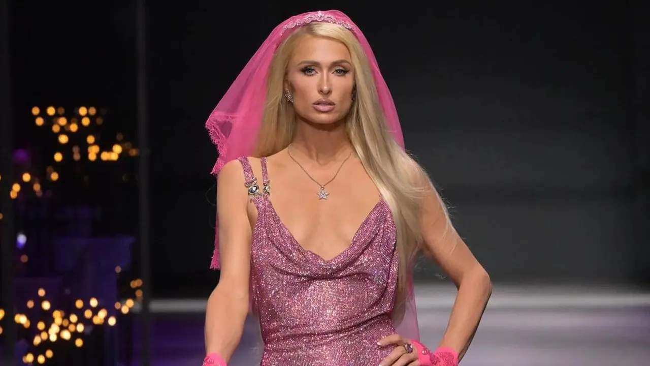 Paris Hilton di runway Versace Milan Fashion Week
