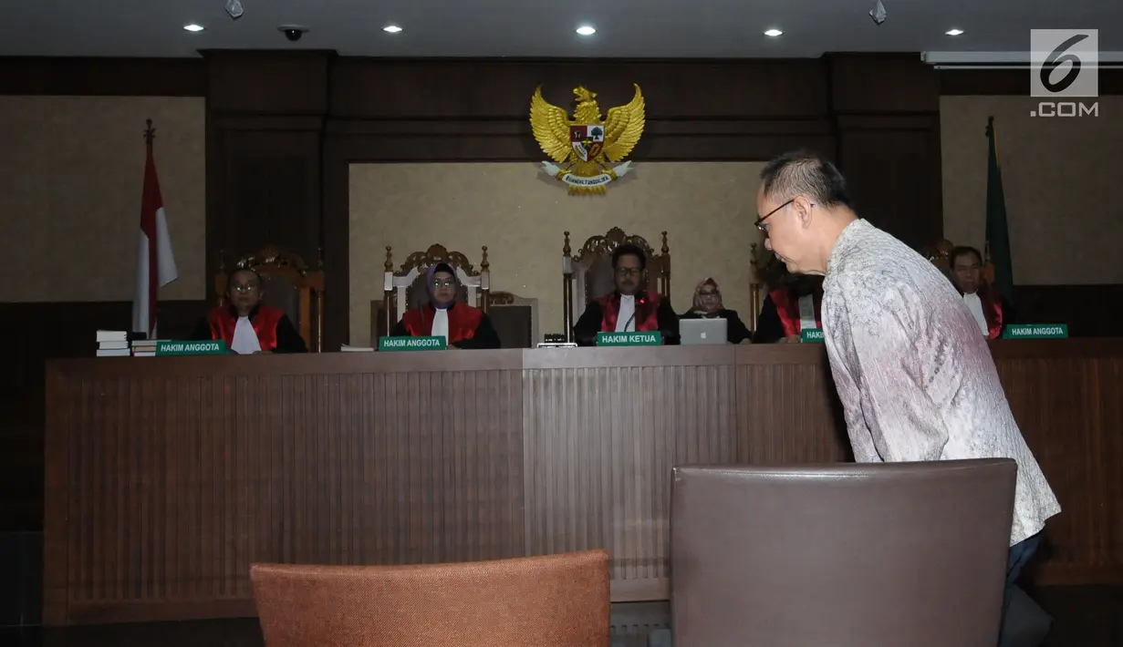 Mantan Kepala BPPN, Syafruddin Arsyad Temenggung bersiap menjalani sidang perdana di Pengadilan Tipikor Jakarta, Senin (14/5). Agenda sidang perdana merupakan pembacaan surat dakwaan oleh jaksa KPK. (Liputan6.com/Helmi Fithriansyah)