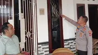 Polsek Sukarame melakukan olah tempat kejadian perkara (TKP) dugaan teror bom molotov di rumah milik Advokat di Bandar Lampung. Foto : (Istimewa).