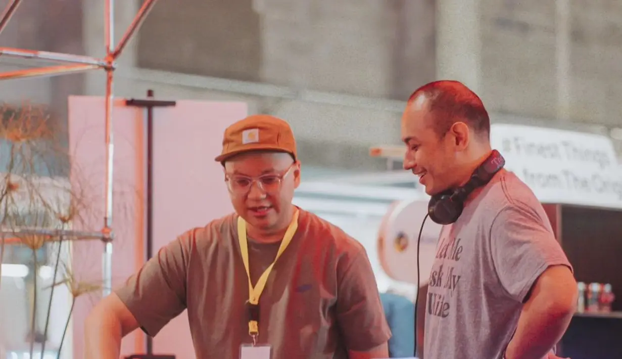 Mereka kompak tampil kasual, Tiko tampak mengenakan kaus abu-abu yang dipadukan celana panjang hitam. [@tikoaryawardhana]