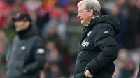 Pelatih Watford, Roy Hodgson menyaksikan timnya dikalahkan Liverpool di Anfield. (PAUL ELLIS / AFP)