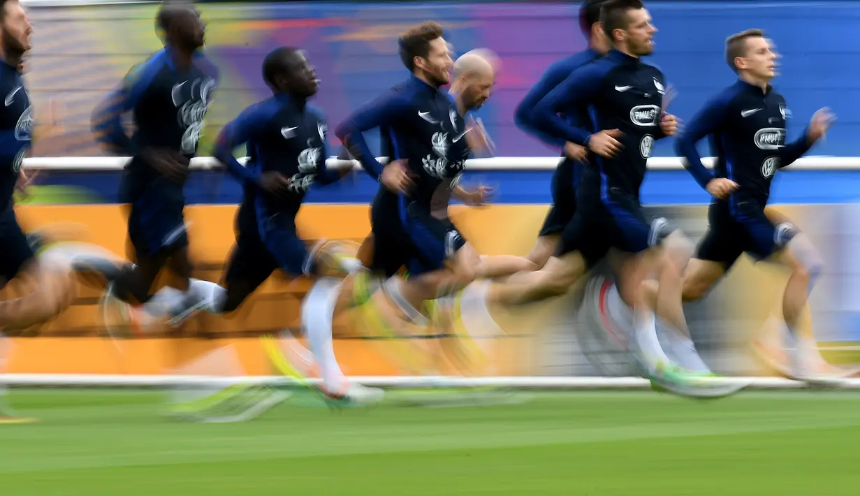 Aksi pemain Prancis saat sesi latihan di Clairefontaine, (4/7/2016), jelang laga semifinal Piala Eropa 2016 melawan Jerman. (AFP/Franck Fife)