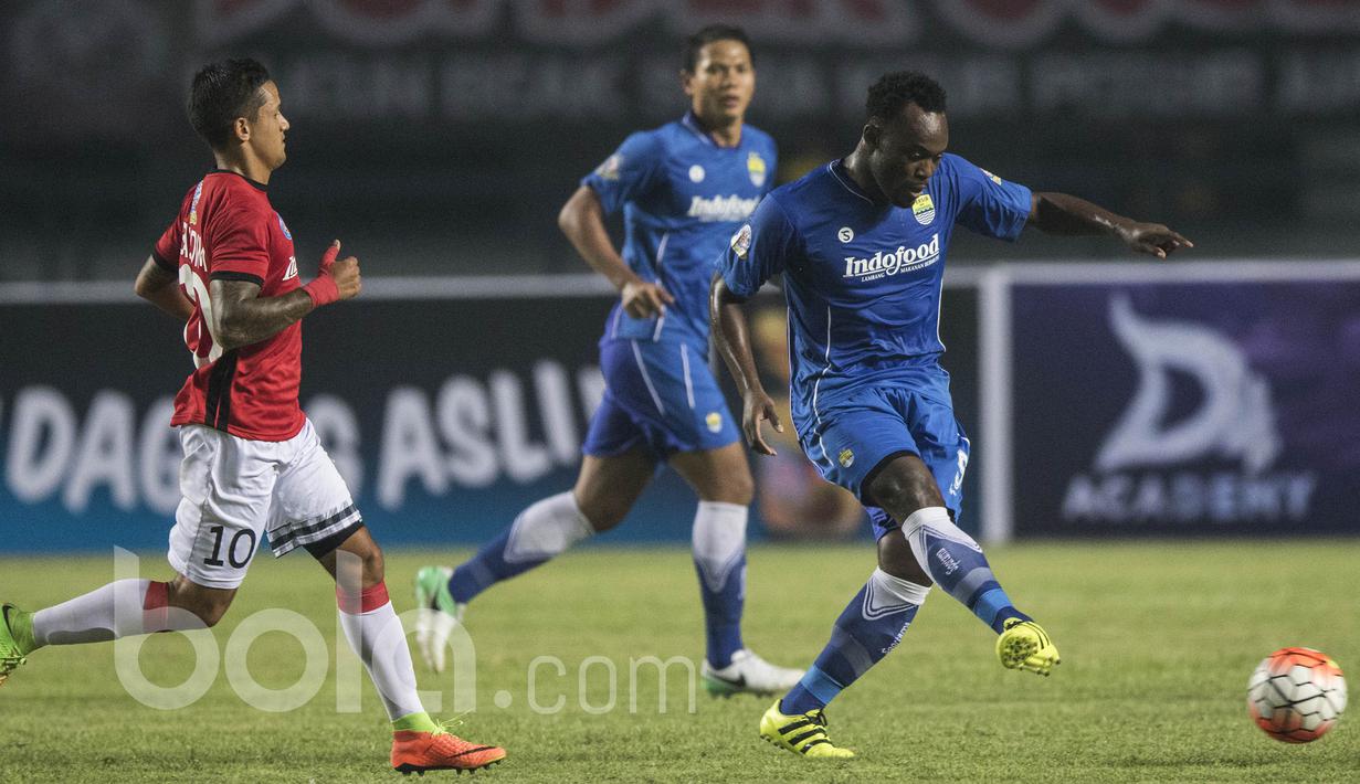 Gelandang Persib Bandung, Michael Essien, menjauhkan bola dari striker Bali United, Irfan Bachdim. Memasuki babak kedua tuan rumah meningkatkan serangan dengan memasukan Michael Essien dan Carlton Cole. (Bola.com/Vitalis Yogi Trisna)