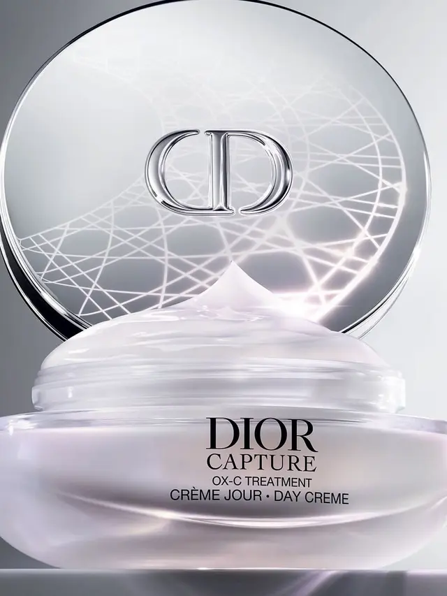 Pesona Awet Muda Charlize Theron Jadi Wajah Baru Dior Capture