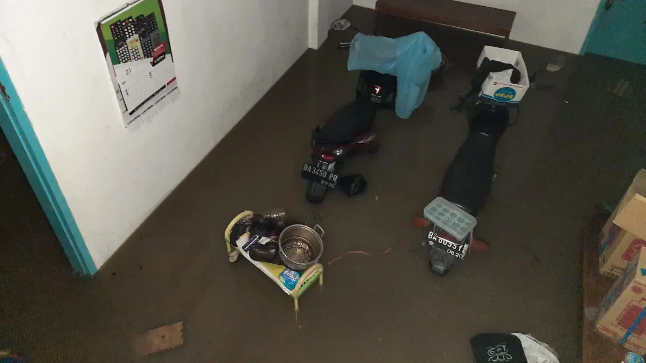 Banjir merendam pemukiman penduduk di Kota Solok, Senin (11/1/2021) malam. (Liputan6.com/ ist)