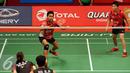 Ganda campuran Indonesia, Tontowi/Liliyana (kanan) mengembalikan bola ke Ko Sung Hyun/Kim Ha Na di Total BWF World Championships 2015 di Istora Senayan, Jakarta, Jumat (14/8/2015). Tontowi/Liliyana unggul 21-8. 21-15. (Liputan6.com/Helmi Fithriansyah)