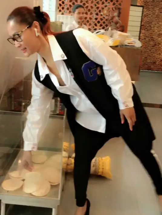 Penyanyi asal Pasuruan yang juga memiliki usaha karaoke itu juga menjawab terkait anggapan orang yang telah memiliki banyak uang, dengan mudah melebarkan usahanya. (Instagram/inul.d)