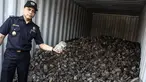 Petugas Bea dan Cukai menunjukan barang bukti berupa minerba ilegal, Tanjung Priok, Jakarta, Rabu (5/11/2014) (Liputan6.com/Faizal Fanani)