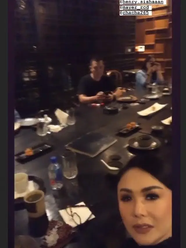 6 Momen Perayaan Kelulusan Putra Yuni Shara, Makan Malam Bareng Mantan Suami