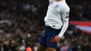 Gelandang Inggris Alex Oxlade-Chamberlain berselebrasi usai mencetak gol ke gawang Montenegro pada pertandingan Grup A Kualifikasi Piala Eropa 2020 di Stadion Wembley di London (14/11/2019). Inggris menang telak 7-0 atas Montenegro. (AFP/Glyn Kirk)
