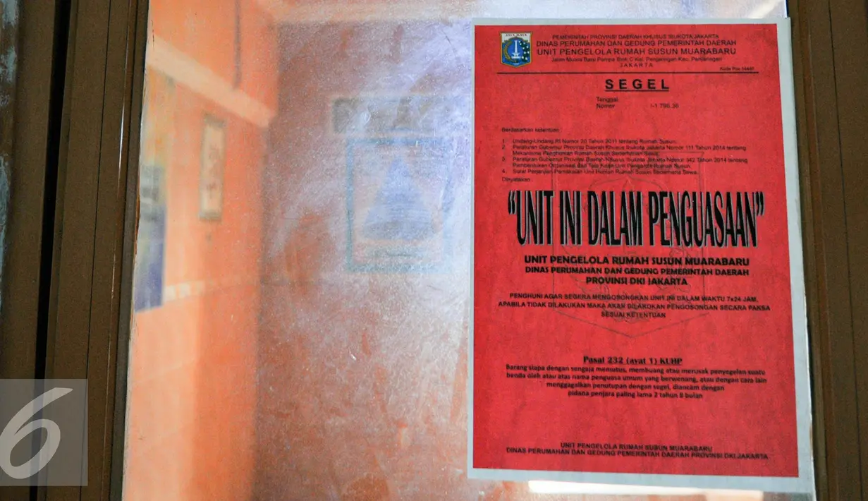 Salah satu unit di Rusun Muara Kapuk tampak telah dikosongkan oleh penghuninya, Jakarta, Jumat (22/4/2016). Sebanyak 10 unit rusun yang kedapatan terindikasi diperjualbelikan disegel oleh Petugas. (Liputan6.com/Yoppy Renato)