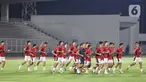 Sejumlah pesepak bola yang tergabung dalam timnas Indonesia menjalani sesi latihan terbuka jelang hadapi China di Stadion Madya, Kompleks Gelora Bung Karno, Jakarta, Senin (2/5/2025). (Liputan6.com/Angga Yuniar)