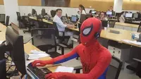 pegawai bank pakai kostum spiderman ke kantor (foto: imgur/boredpanda)