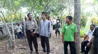 Korban serangan tawon di Pemalang, Suwaryo, dimakamkan. (Foto: Liputan6.com/Muhamad Ridlo)