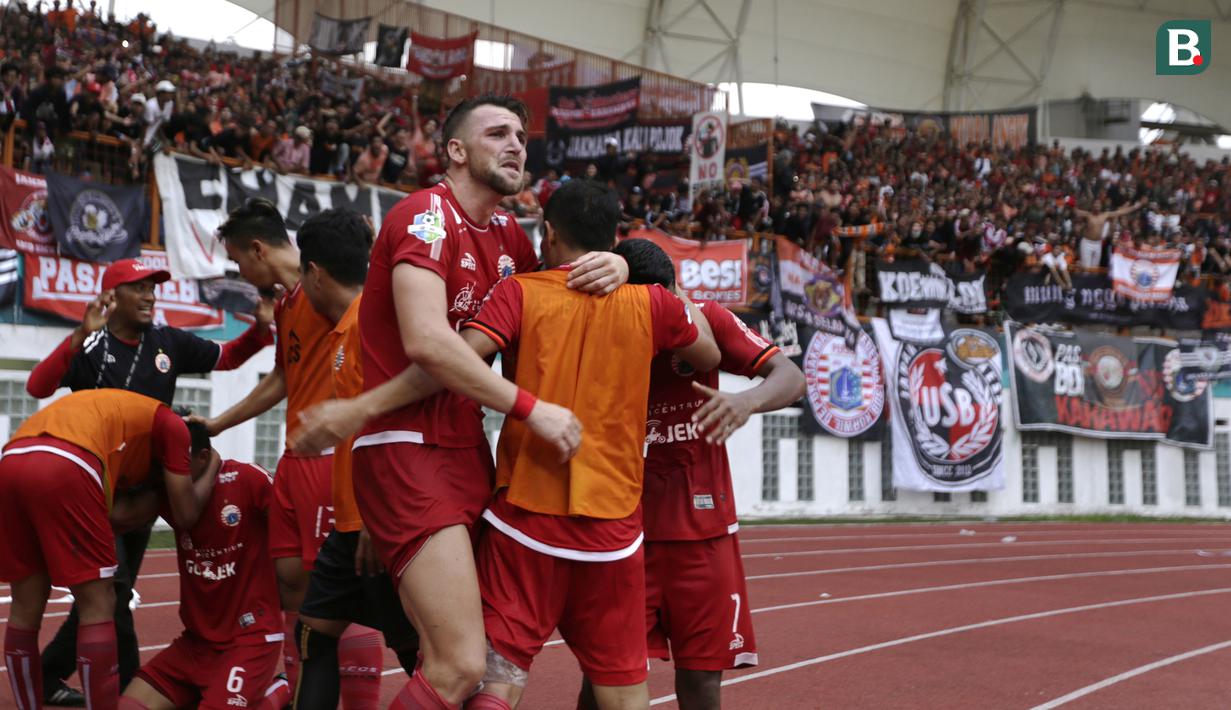 Striker Persija Jakarta, Marko Simic, merayakan gol yang dicetak Maman Abdurahman ke gawang Sriwijaya FC pada laga Liga 1 di Stadion Wibawa Mukti, Jawa Barat, Sabtu (24/11). Persija menang 3-2 atas Sriwijaya. (Bola.com/Yoppy Renato)