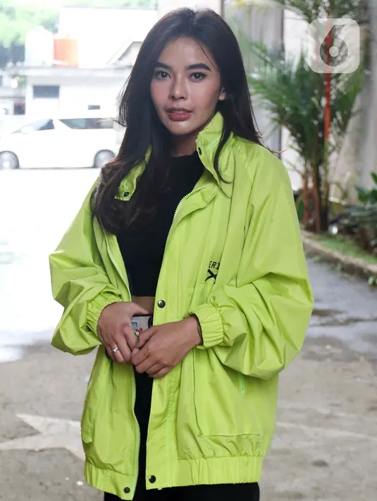 Mantan kekasih Billy Syahputra, Elvia Cerolline saat ditemui di kawasan Mampang, Jakarta, Kamis (4/8/2022). Elvia Cerolline mengaku menolak ajakan Billy Syahputra untuk balikan tapi ingin langsung dinikahi. (Liputan6.com/Herman Zakharia)