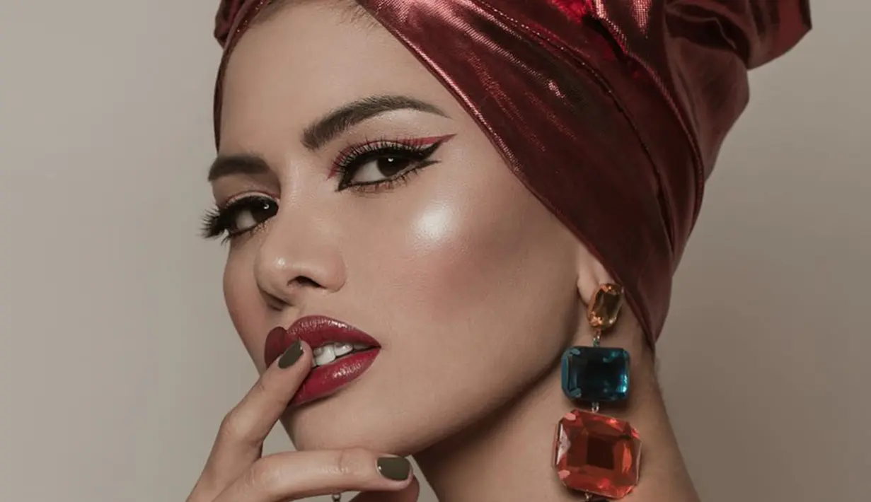Perpaduan eyeshadow gelap dan oranye menambah penampilan Nikita Mirzani semakin cantik. Ditambah dengan lipstik merah, penampilan Nikita Mirzani dengan makeup tebal tetap dipuji cantik netizen. (Liputan6.com/IG/@nikitamirzanimawardi_17)