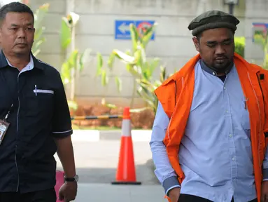 Anggota DPRD Kota Malang Indra Tjahyono (kanan) saat tiba di Gedung KPK, Jakarta, Kamis (4/10). Indra terlihat menggunakan topi tradisional khas Afghanistan atau pakol saat akan menjalani pemeriksaan. (Merdeka.com/Dwi Narwoko)