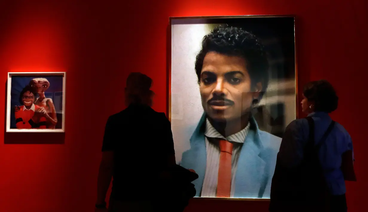 Pengunjung melihat karya seni seniman Hank Willis Thomas yang dipajang pada pameran 'Michael Jackson: On The Wall' di National Potrait Gallery, London, Rabu (27/6). Pameran ini berlangsung dari 28 Juni hingga 21 Oktober 2018. (AP/Kirsty Wigglesworth)