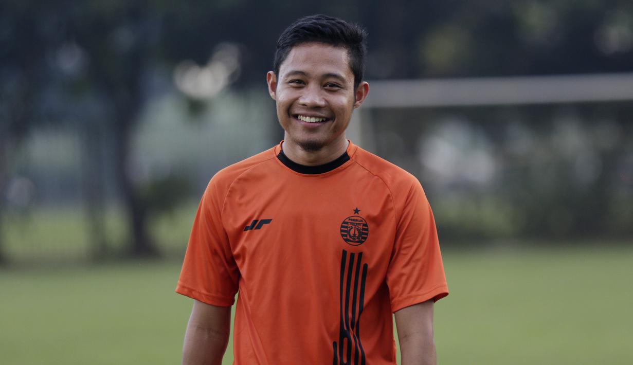 Pemain Persija Jakarta, Evan Dimas, tersenyum usai melakukan latihan di Lapangan Sutasoma, Jakarta, Rabu(28/1/2020). Gelandang Timnas Indonesia ini menjalani latihan terpisah karena masih pemulihan cedera. (Bola.com/M Iqbal Ichsan)