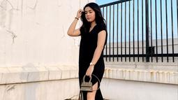 Tampil dalam simple dress berwarna hitam, Fay Nabila pun terlihat anggun dan elegan. Dirinya pun memilih menggunakan aksesoris sederhana serta sebuah mini bag sebagai detail penampilannya. (Liputan6.com/IG/@faynabilalxndr)