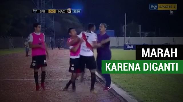 Berita video insiden pemain klub Bolivia Nacional Potosi, Thiago Dos Santos, yang marah dan mendorong pelatihnya setelah diganti pada menit ke-30 di liga.