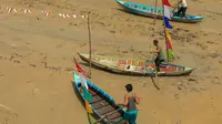 Festival sampan lepper melaju di atas sungai yang surut (Liputan6.com / M.Syukur)