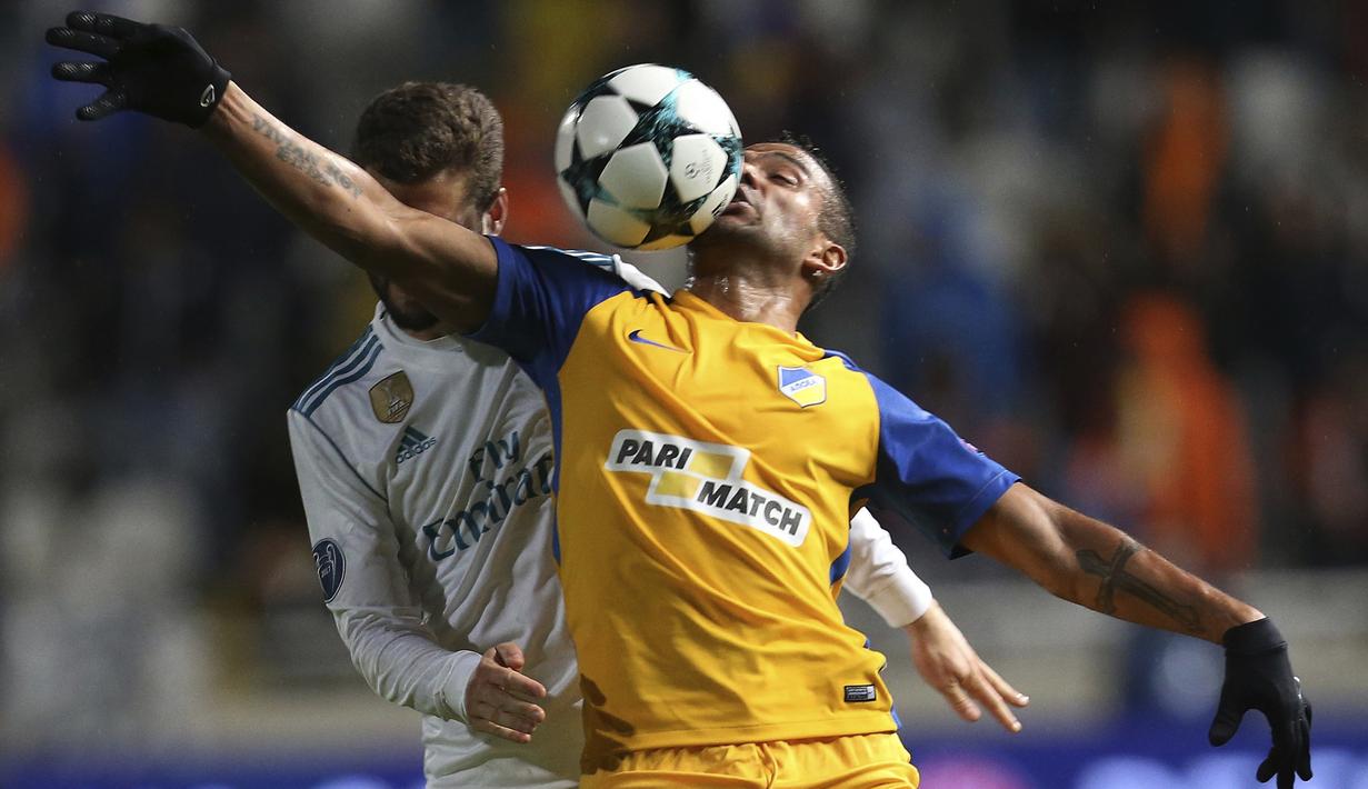 Duel pemain APOEL, Lorenzo Ebecilio (kanan) dan pemain Real Madrid, Nacho pada laga Liga Champions grup H di GSP stadium, Nicosia, (21/11/2017). Madrid menang 6-0. (AP/Petros Karadjias)