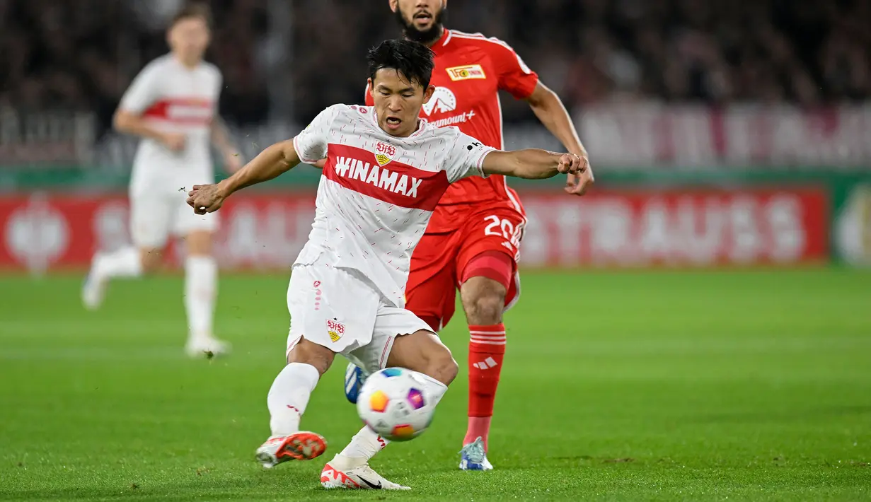 Jeong Woo Yeong dibawa oleh Timnas Korea Selatan untuk Piala Asia 2023 meski baru mencatatkan 366 menit bermain bersama VfB Stuttgart. Ia nantinya harus berjuang ekstra untuk mendapatkan posisinya sebagai gelandang dengan Lee Kang In dan Lee Jae Sung. Meskipun begitu, Jeong Woo Yeong juga mampu ditempatkan sebagai winger kanan oleh Juergen Klinsmann, seperti yang sudah diterapkan di beberapa pertandingan uji coba sebelumnya. (AFP/Thomas Kienzle)