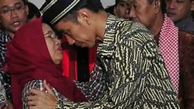 Selalu Dekat, Ini 5 Potret Kenangan Presiden Jokowi dengan Sang Ibunda