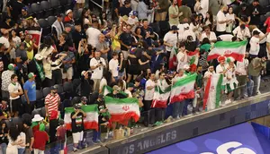 Pendukung Timnas Iran saat mendukung negaranya menghadapi Selandia Baru pada laga Grup G Piala Dunia 2026 di Los Angeles Stadium, Rabu (16/06/2026) pagi WIB. Pada pertandingan tersebut, Iran bermain imbang 2-2 kontra Selandia Baru. (AFP/Etienne Laurent)