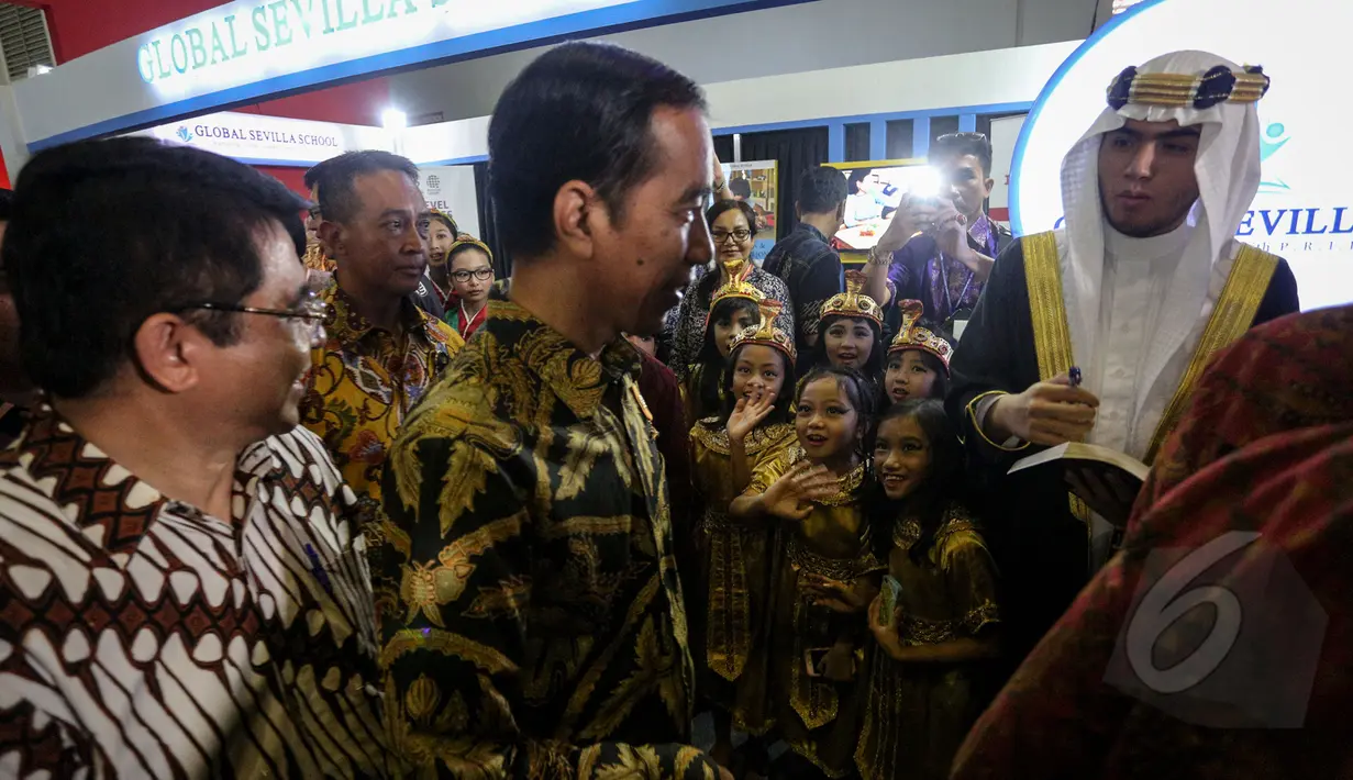 Sejumlah bocah terlihat gembira saat melihat Presiden Jokowi hadir dalam AITIS 2015 di kawasan Jiexpo, Jakarta, Rabu (13/5/2015). AITIS 2015 memamerkan beragam produk unggulan industri kecil dan menengah (IKM). (Liputan6.com/Faizal Fanani)
