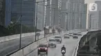 Arus kendaraan melintas saat hujan disertai angin kencang terjadi di Jalan Raya Casablanca, Jakarta Selatan, Selasa (8/3/2022).  BMKG memprediksi cuaca ekstrem berupa hujan lebat disertai angin kencang akan terjadi hingga April ini di wilayah Jabodetabek. (merdeka.com/Iqbal S. Nugroho)