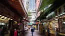 Bangunan baru (atas) dan lama (tengah kanan) dimana Wong Mei-ying (70) tinggal di Wilayah tersebut, Hong Kong, 14 Mei 2020. Wong Mei-ying berbagi tempat tidur bertingkat dengan putranya 43 tahun di unit bilik 50 kaki persegi di sebuah flat yang telah dibagi menjadi enam bilik. (AFP/Anthony Wallace)