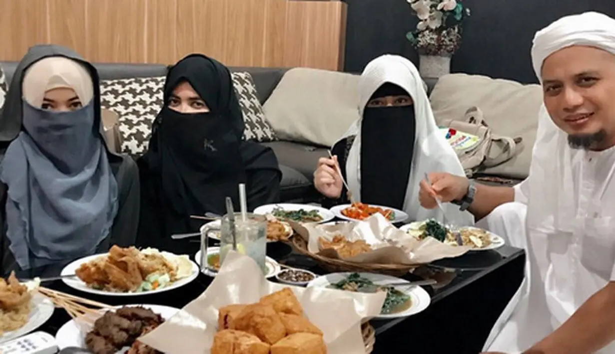 Belum lama ini Ustadz Arifin Ilham mengenalkan istri ketiganya melalui media sosial. Kebahagiaan begitu terlihat sang ustadz bersama tiga istri atau biasa disebut tiga bidadari. (Instagram/yuni_syahla_aceh)