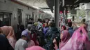Calon penumpang KRL Commuter Line Bogor-Jakarta bersiap menaiki kereta di Stasiun Tanah Abang, Jakarta, Minggu (29/12/2019). PT KCI menambah jam operasional KRL hingga pukul 03.00 WIB pada 1 Januari 2020. (Liputan6.com/Faizal Fanani)