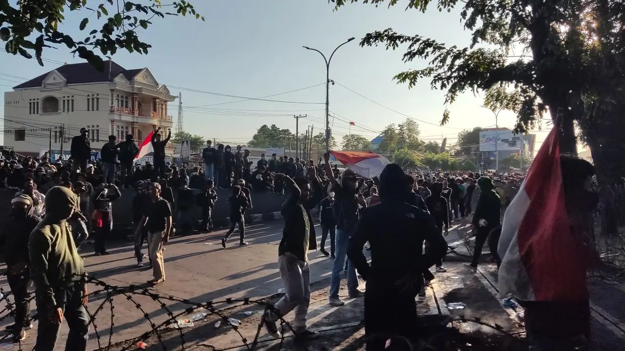 Demo 11 April Makassar: Polisi Tembak Gas Air Mata, Massa Lempar Batu