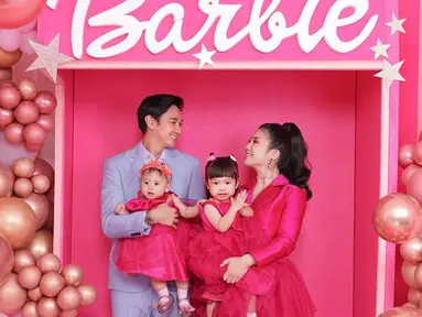 Melalui akun Instagram, Felicya Angelista dan Caesar Hito turut meramaikan tren berpenampilan bak Barbie. Bahkan, pasangan selebriti ini memilih menjalani pemotretan dengan film yang tengah menjadi perbincangan banyak orang. (Liputan6.com/IG/@felicyangelista_)